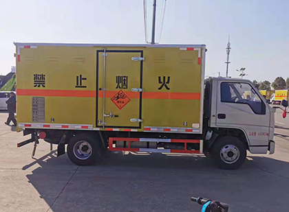 鹿邑爆破器材运输车技术升级与安全合规新趋势
